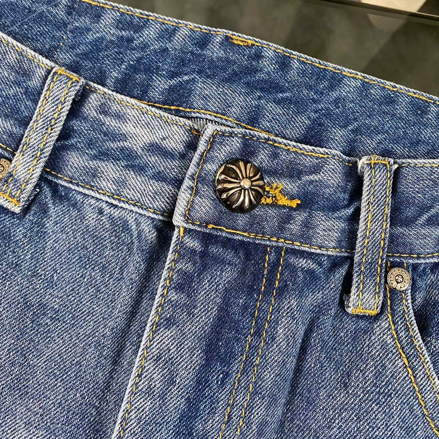 P230 Chrome Hearts 2025 new rare three-color butterfly print couple's washed loose jeans. High version, high version, top ceiling quality. Styles with different washed textures, very friendly to people with thin legs and thick legs. The straight version is very flattering to the leg shape. Moderate length that never goes out of style, easy to match with casual, basic styling for various styles, a must-have in the wardrobe! The fabric is stiff but also makes the upper body soft without losing texture. The washing process is even more perfect. It is a must-have item for everyone! ! ! Washed wheat, hang tag, pants label, three labels complete Color: blue Size: 28, 30, 32, 34
